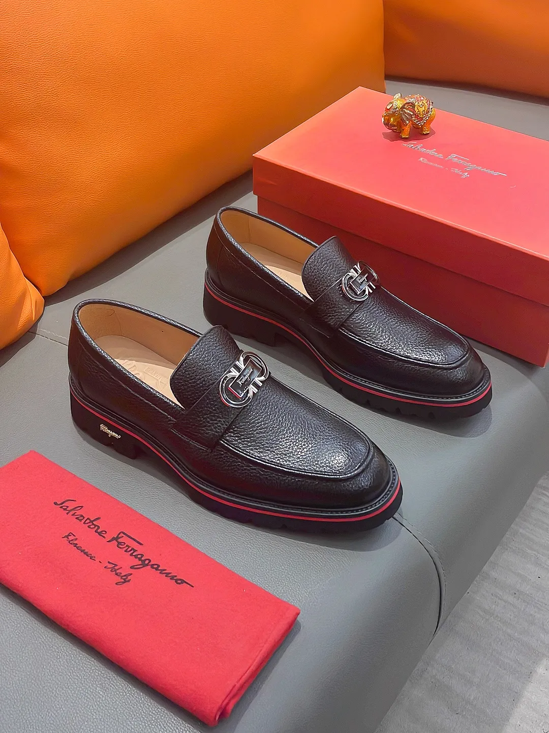 Men's shoes FERRAGAMO "Ferragamo" P540 Regular size: 39-44 (38, 45, 46, 47 customized) (suit shoes) Product materials: Selected first-layer cowhide upper, imported sheepskin lining; original outsole.